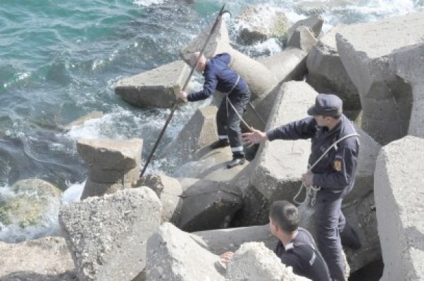 Cadavru plutind în apele mării, la Constanţa